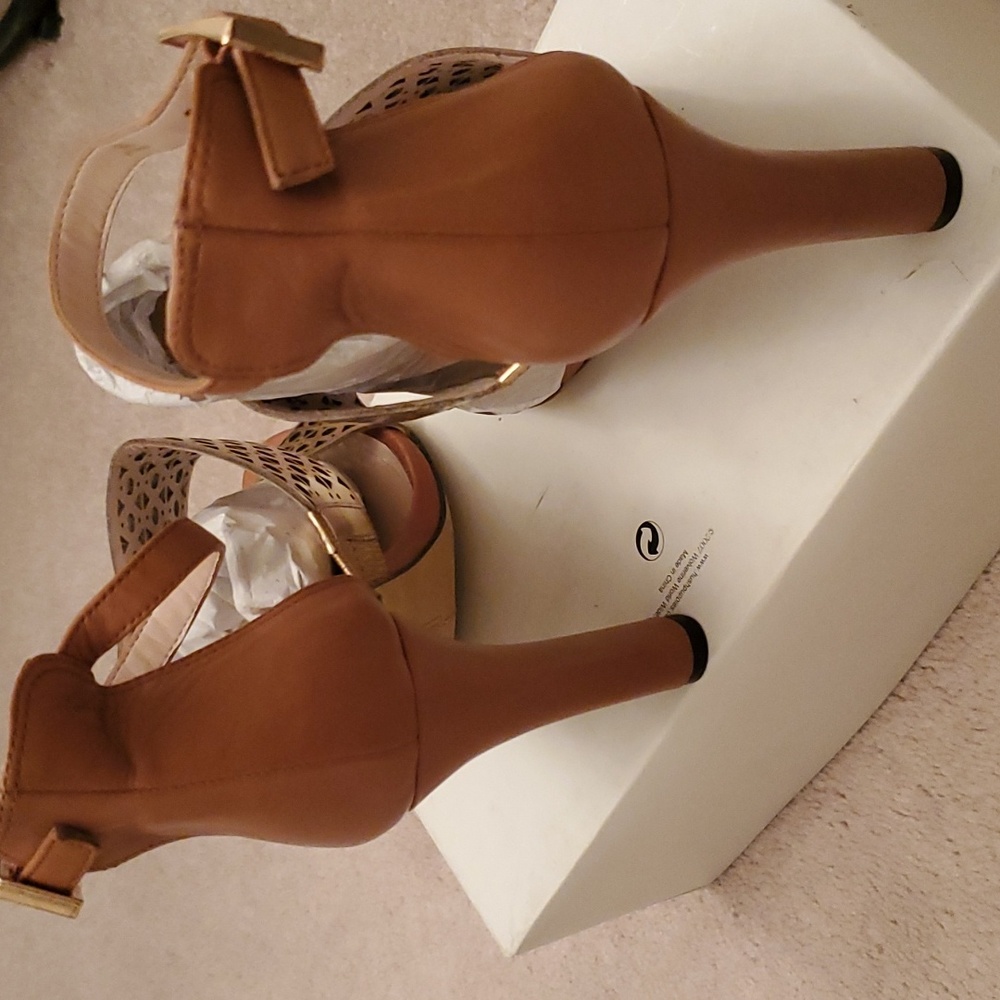 BRAND NEW VINCE CAMUTO GOLD/TAN HEELS - Picture 3 of 8